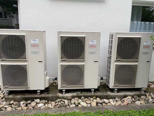 Drei Luft-Wasser Wärmepumpenanlage 50 kW für Wohnung u. Bürogebäude von Fujitsu vor einem Büro